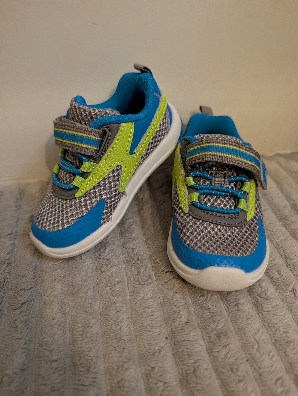 NEW Stride Rite SRT Ian Sneaker- Size 4W